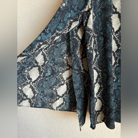 NWT Buddy Love Tie Front Split Bell Sleeve Blue and Beige Snake Print Blouse S - Picture 5 of 8